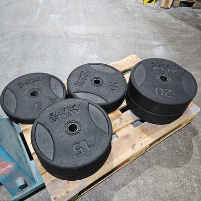 Set 100kg Bumper Plates von Apus Sports - 2x 20kg, 2x 15kg, 2x 10kg und 2x 5kg, Hantelscheiben 50mm Durchmesser aus Granulat gepresst in Schwarz, gebraucht - mit Gebrauchsspuren