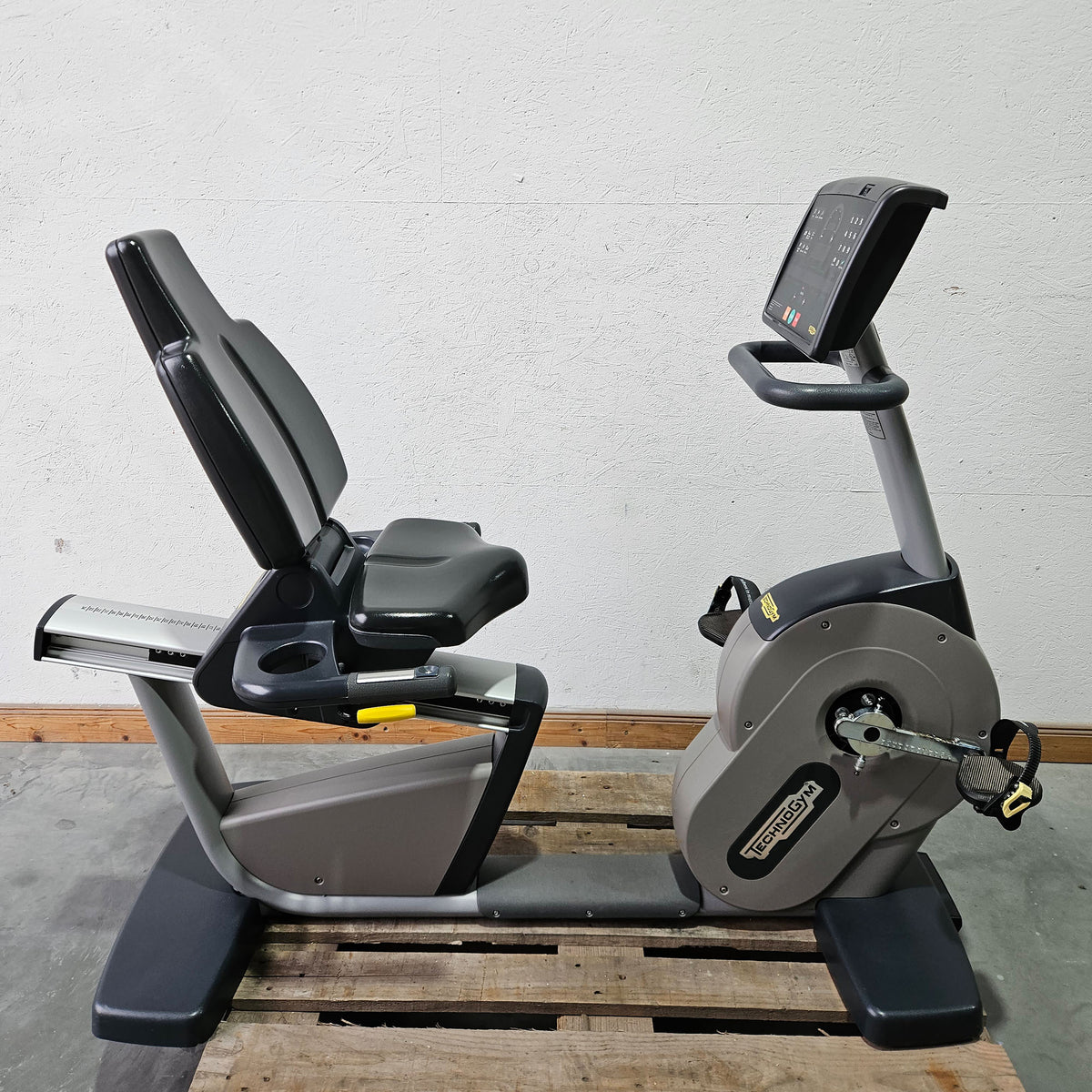 TechnoGym Recumbent Excite Line Recline 700, LED Display, verstellbare Pedalarme, mit Handpuls, Polster Schwarz, gebraucht - überholter Zustand