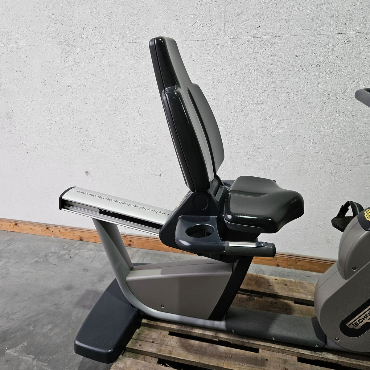 TechnoGym Recumbent Excite Line Recline 700, LED Display, verstellbare Pedalarme, mit Handpuls, Polster Schwarz, gebraucht - überholter Zustand