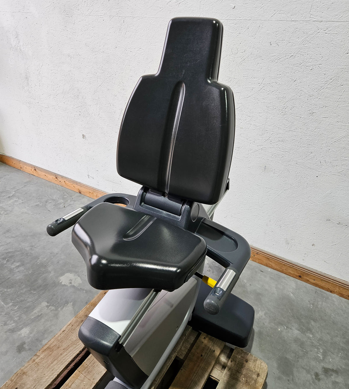 TechnoGym Recumbent Excite Line Recline 700, LED Display, verstellbare Pedalarme, mit Handpuls, Polster Schwarz, gebraucht - überholter Zustand