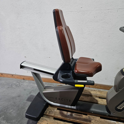 TechnoGym Recumbent Excite Line Recline 500, LED Display, verstellbare Pedalarme, ohne Handpuls, Polster Rot-Braun, gebraucht - überholter Zustand