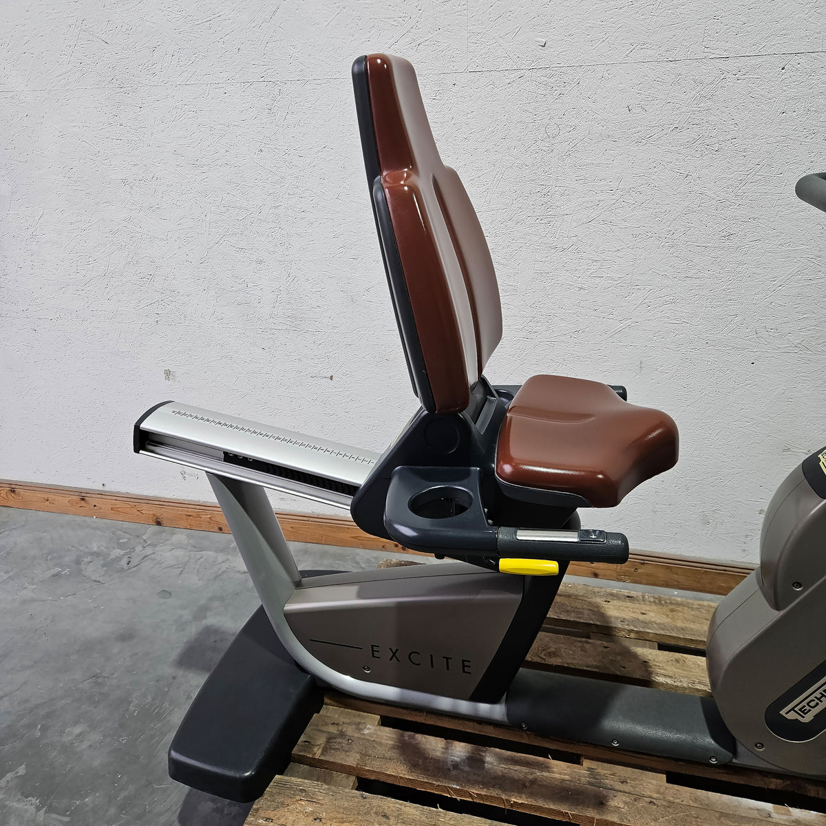 TechnoGym Recumbent Excite Line Recline 700, LED Display, mit Handpuls, Polster Rot-Braun, gebraucht - überholter Zustand