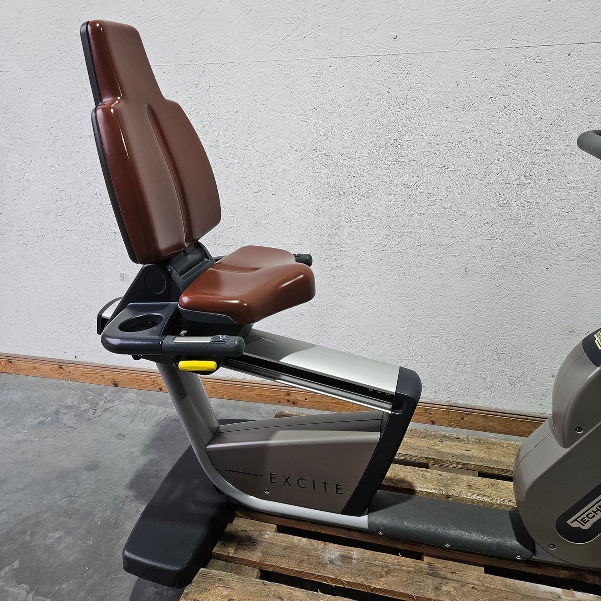 TechnoGym Recumbent Excite Line Recline 500, LED Display, verstellbare Pedalarme, ohne Handpuls, Polster Rot-Braun, gebraucht - überholter Zustand