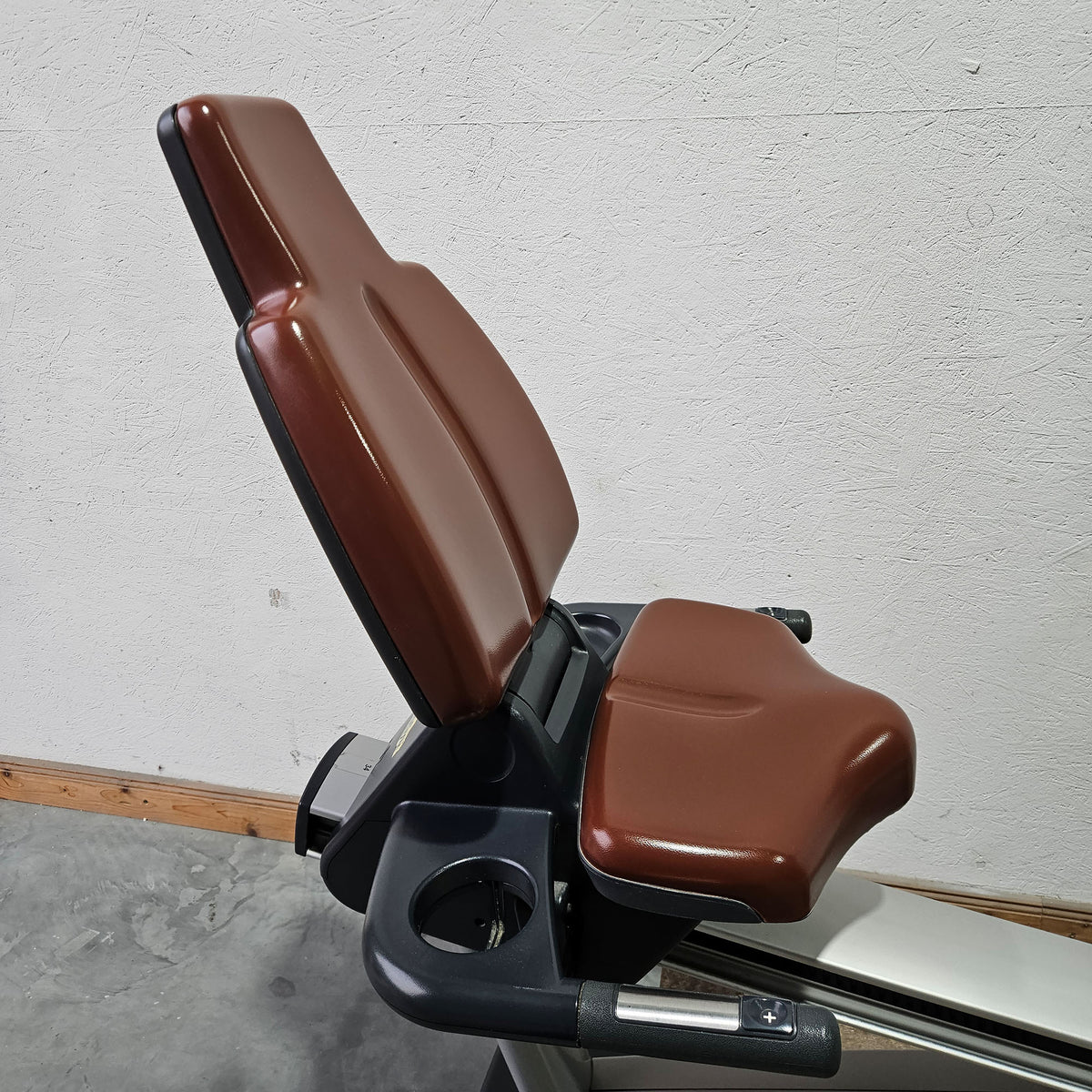 TechnoGym Recumbent Excite Line Recline 700, LED Display, mit Handpuls, Polster Rot-Braun, gebraucht - überholter Zustand