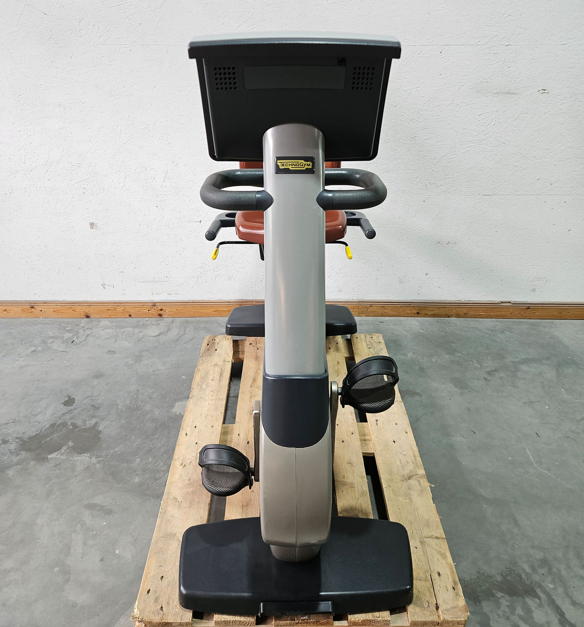 TechnoGym Recumbent Excite Line Recline 500, LED Display, verstellbare Pedalarme, ohne Handpuls, Polster Rot-Braun, gebraucht - überholter Zustand