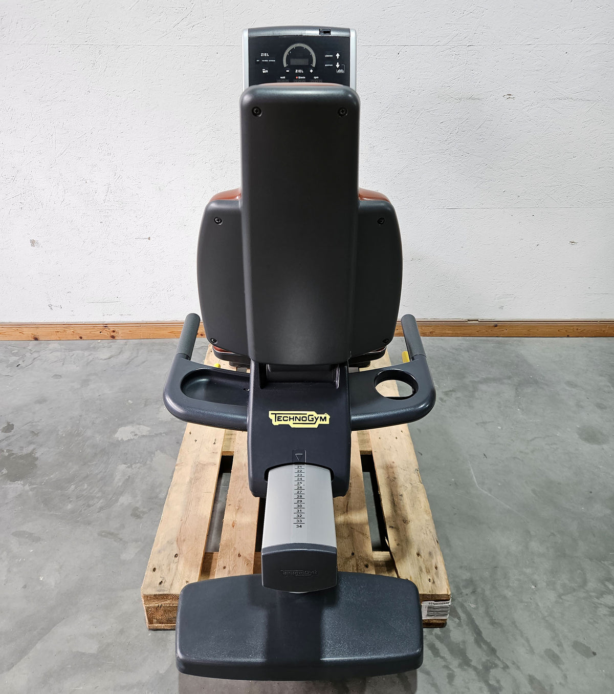 TechnoGym Recumbent Excite Line Recline 500, LED Display, verstellbare Pedalarme, ohne Handpuls, Polster Rot-Braun, gebraucht - überholter Zustand