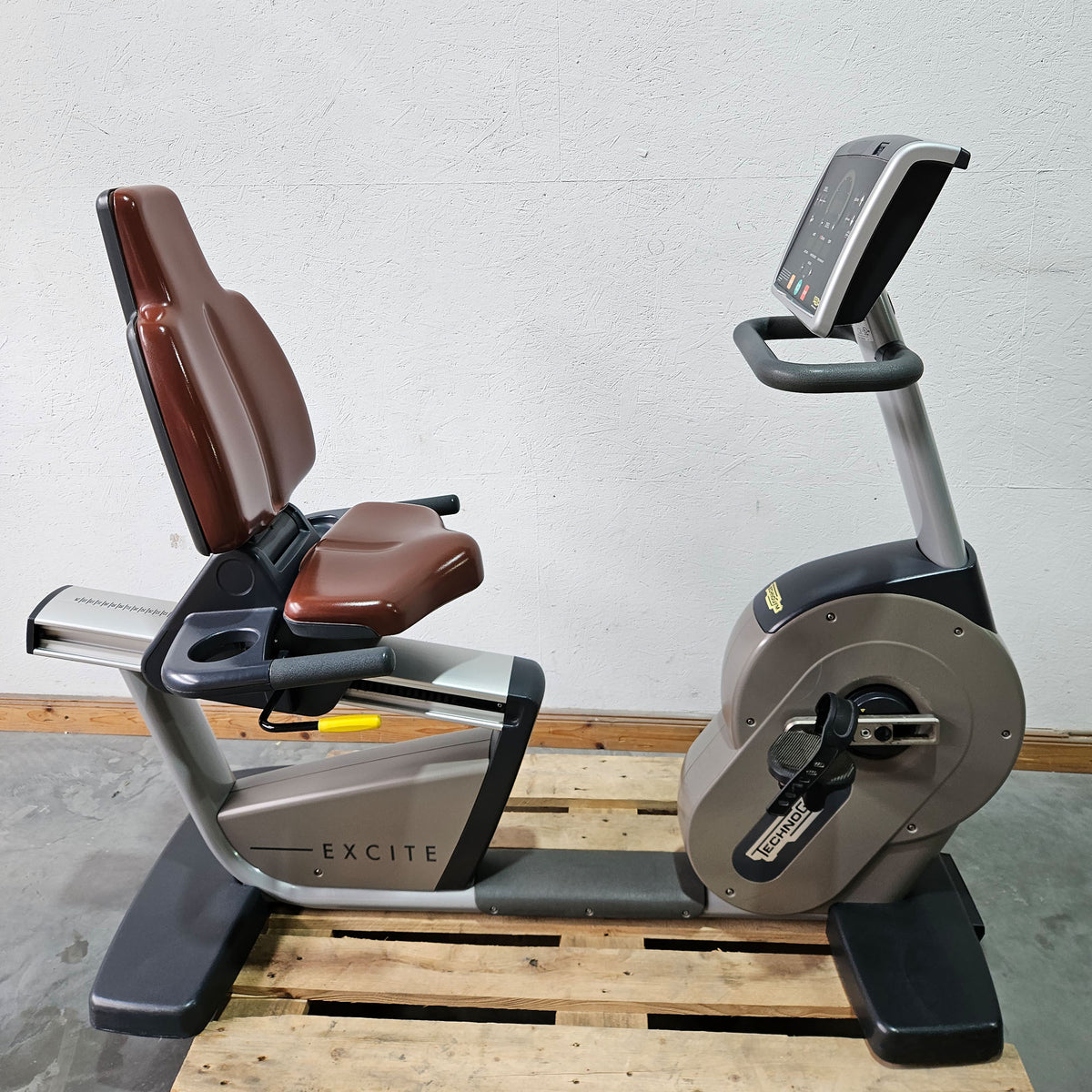 TechnoGym Recumbent Excite Line Recline 500, LED Display, verstellbare Pedalarme, ohne Handpuls, Polster Rot-Braun, gebraucht - überholter Zustand