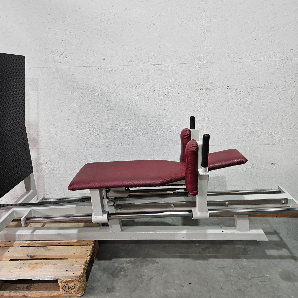 Gym80 Beinpresse liegend, Leg Press lying, 213kg Gewichtsblock, Oldschool Bodybuilding Kraftgerät - Rahmenfarbe Weiß, gebraucht mit Gebrauchsspuren