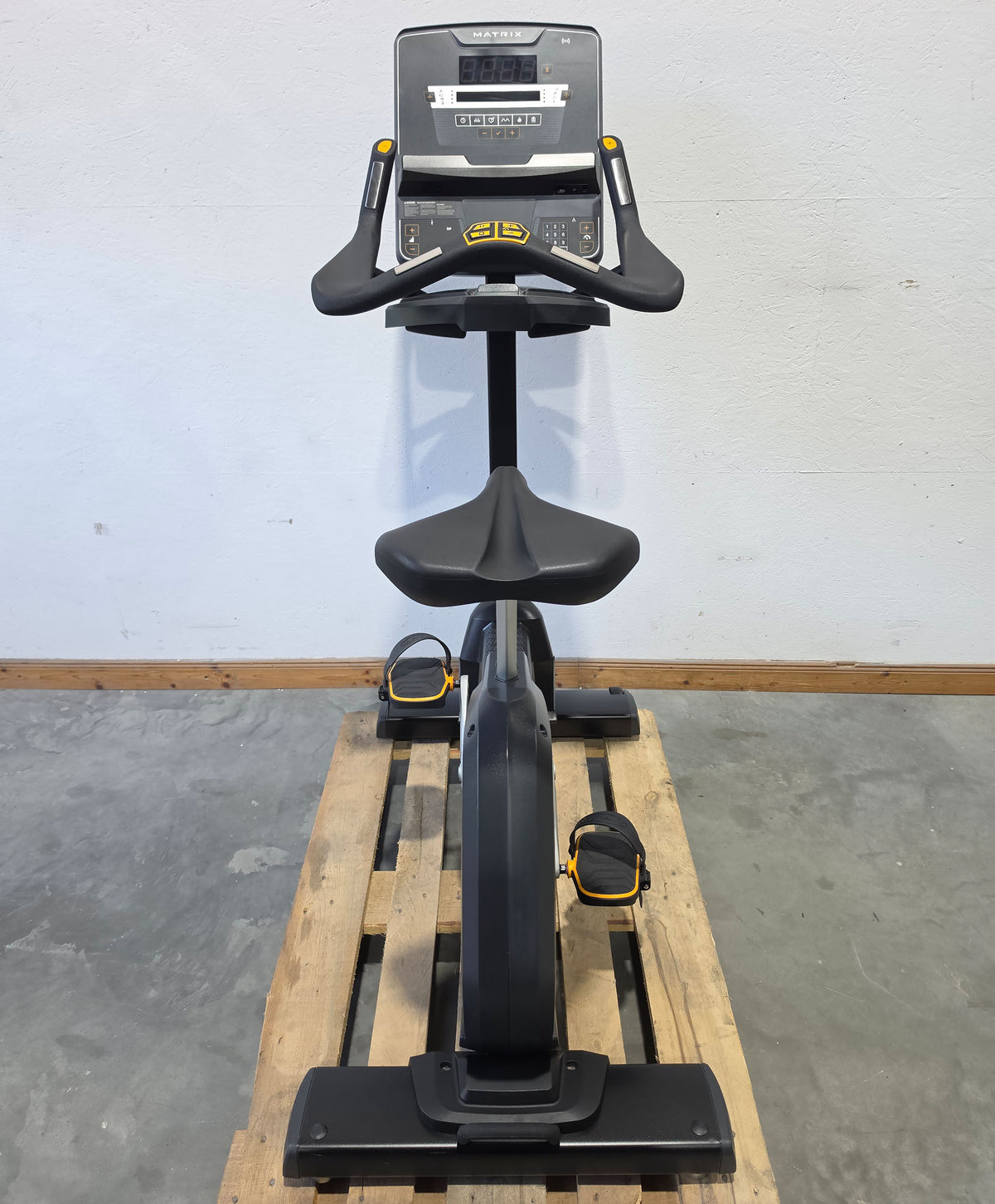 Matrix MX Performance Upright Cycle, Ergometer U-PS-F, Baujahr 2024 - MX LED Console Display, Farbe Schwarz, gebraucht - Neuwertiger Zustand