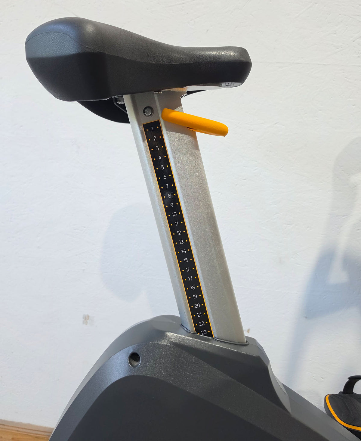 Matrix MX Performance Upright Cycle, Ergometer U-PS-F, Baujahr 2024 - MX LED Console Display, Farbe Schwarz, gebraucht - Neuwertiger Zustand