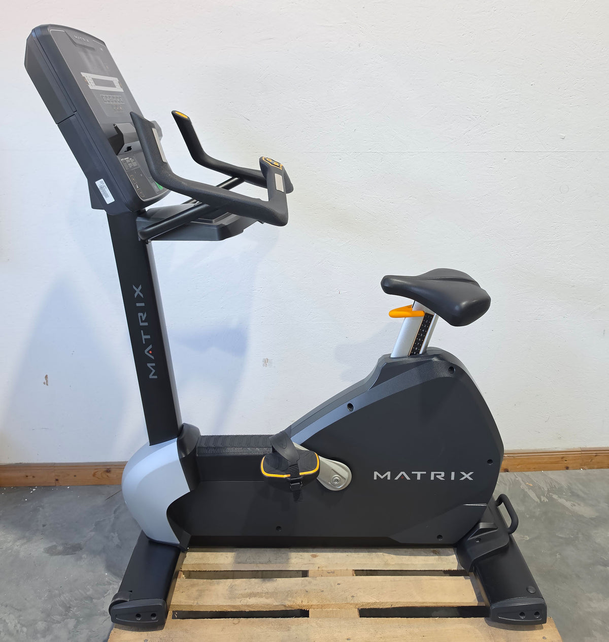 Matrix MX Performance Upright Cycle, Ergometer U-PS-F, Baujahr 2024 - MX LED Console Display, Farbe Schwarz, gebraucht - Neuwertiger Zustand