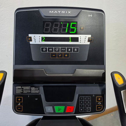 Matrix MX Performance Upright Cycle, Ergometer U-PS-F, Baujahr 2024 - MX LED Console Display, Farbe Schwarz, gebraucht - Neuwertiger Zustand