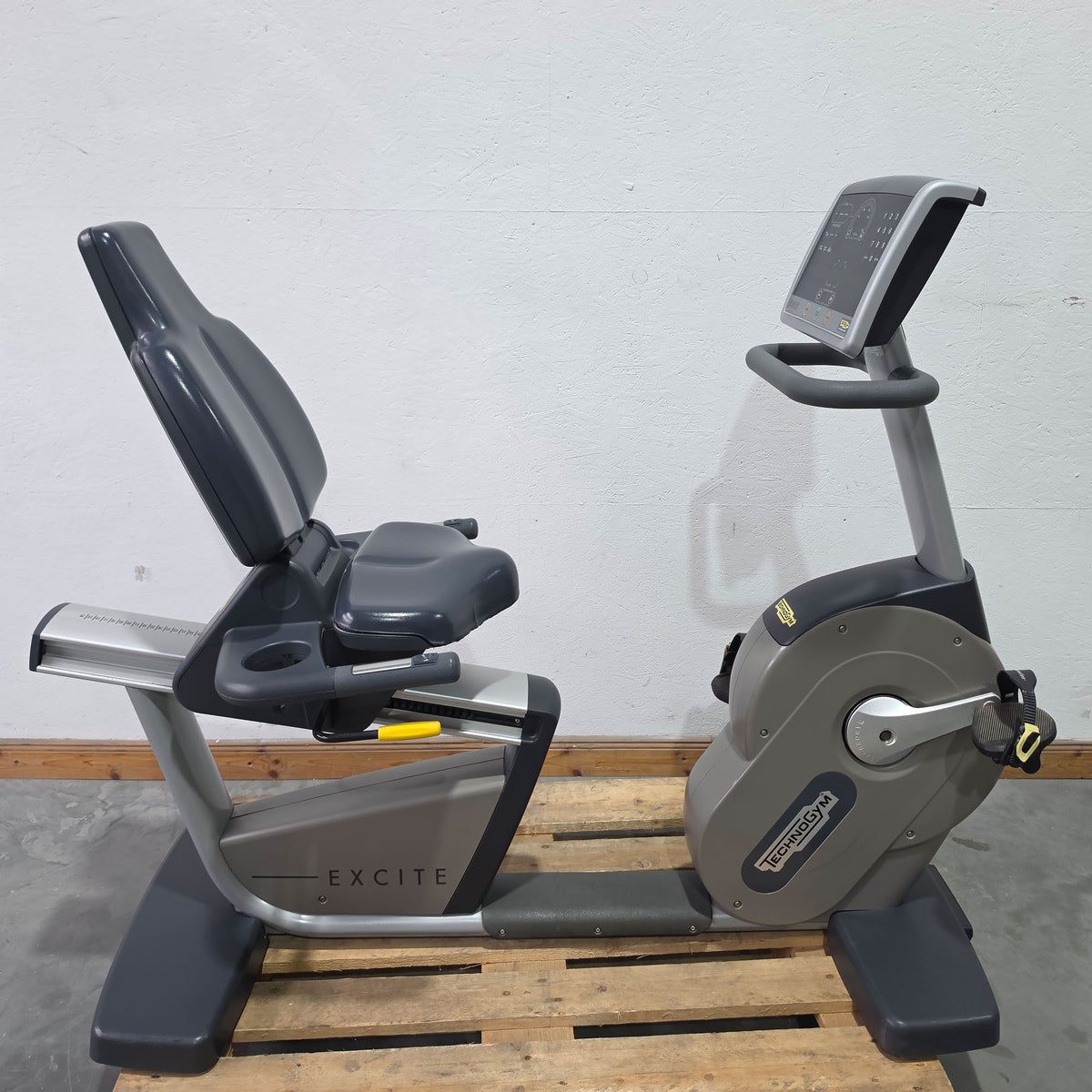 TechnoGym Recumbent Excite Line Recline 700, LED Display, standard pedal arms, with hand pulse, dark blue upholstery, used - refurbished condition