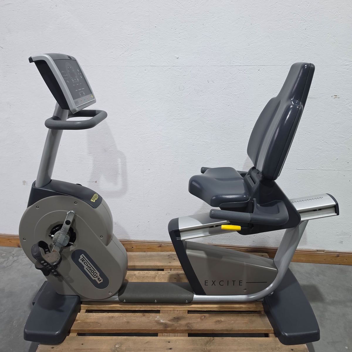 TechnoGym Recumbent Excite Line Recline 500, LED Display, adjustable pedal arms, without hand pulse, upholstery dark blue, used - refurbished condition