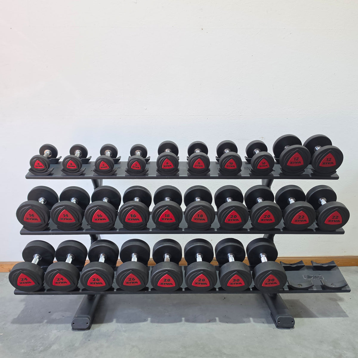 Ziva Kurzhantelsatz aus Urethane 4 bis 30kg in 2kg Stufen ( 14 Paare ) Material ähnlich Gummi bzw PU Polyurethane, INKLUSIVE Precor Kurzhantelablage, gebraucht - mit Gebrauchsspuren