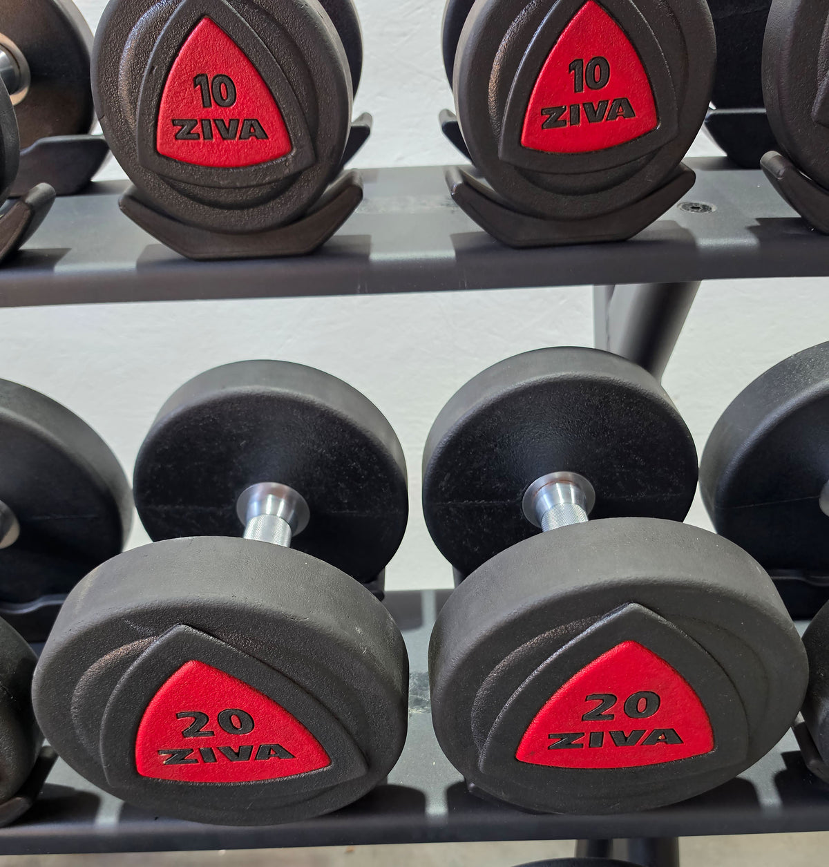 Ziva Kurzhantelsatz aus Urethane 4 bis 30kg in 2kg Stufen ( 14 Paare ) Material ähnlich Gummi bzw PU Polyurethane, INKLUSIVE Precor Kurzhantelablage, gebraucht - mit Gebrauchsspuren