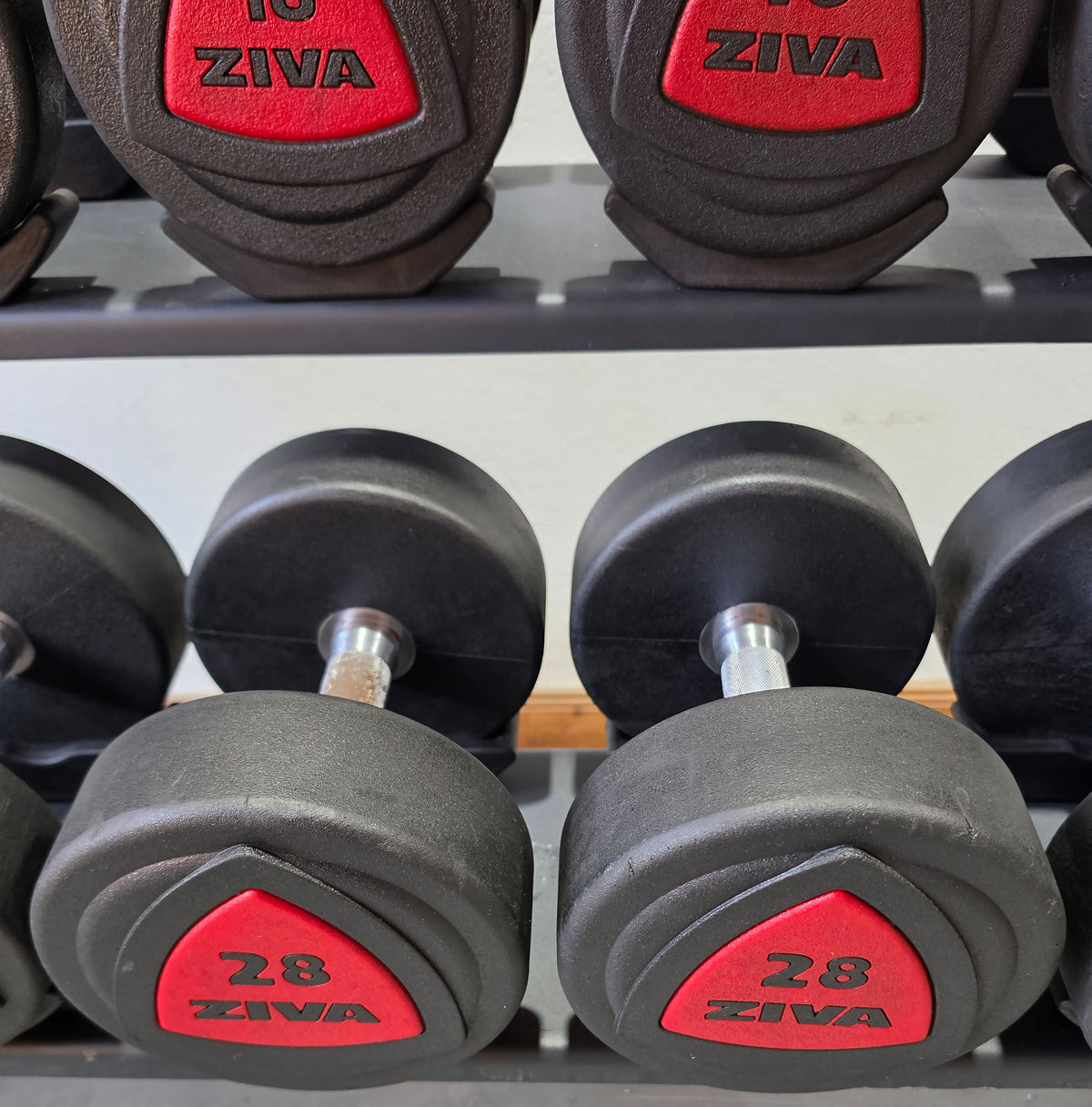Ziva Kurzhantelsatz aus Urethane 4 bis 30kg in 2kg Stufen ( 14 Paare ) Material ähnlich Gummi bzw PU Polyurethane, INKLUSIVE Precor Kurzhantelablage, gebraucht - mit Gebrauchsspuren