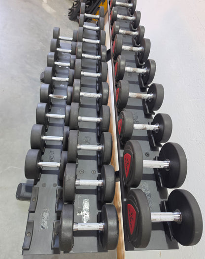 Ziva Kurzhantelsatz aus Urethane 4 bis 30kg in 2kg Stufen ( 14 Paare ) Material ähnlich Gummi bzw PU Polyurethane, INKLUSIVE Precor Kurzhantelablage, gebraucht - mit Gebrauchsspuren