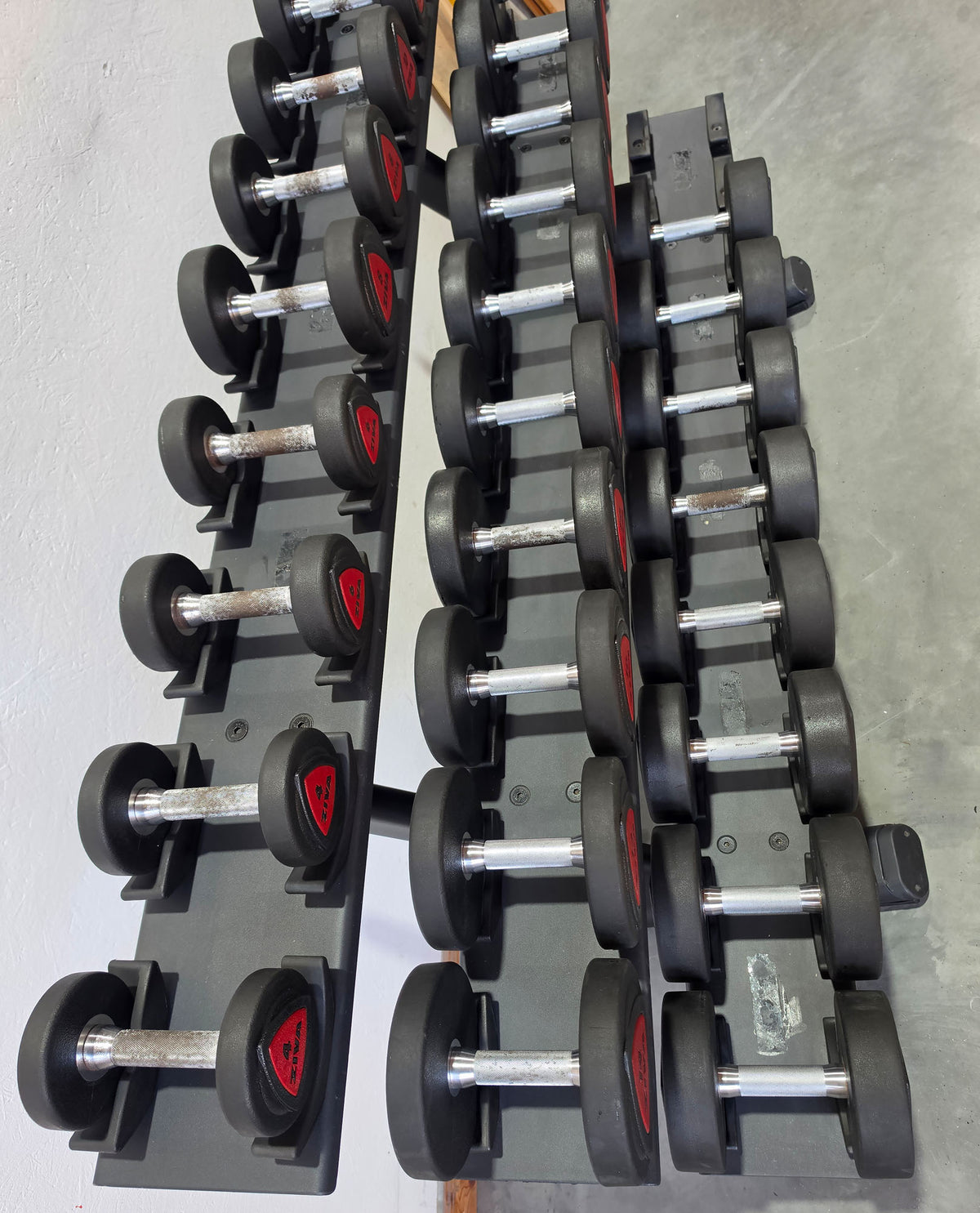 Ziva Kurzhantelsatz aus Urethane 4 bis 30kg in 2kg Stufen ( 14 Paare ) Material ähnlich Gummi bzw PU Polyurethane, INKLUSIVE Precor Kurzhantelablage, gebraucht - mit Gebrauchsspuren