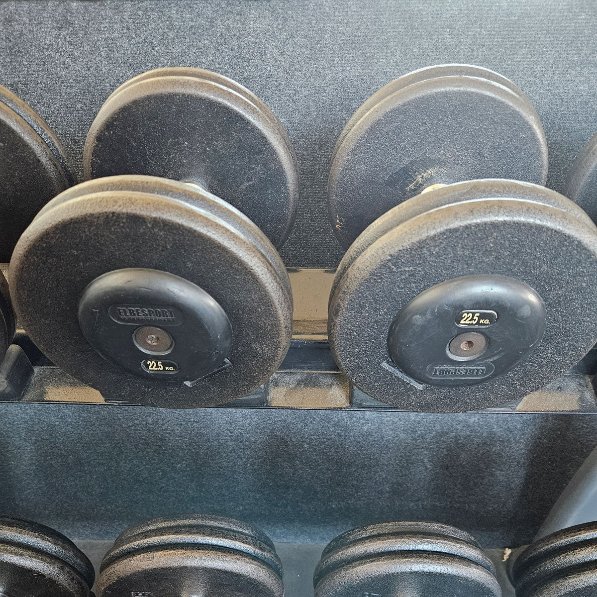 ElbeSport Kurzhantelsatz aus Guss von 2,5 bis 50kg in 2,5kg Stufen ( 20 Paare ) Oldschool, INKLUSIVE Kurzhantelablagen, gebraucht - mit Gebrauchsspuren