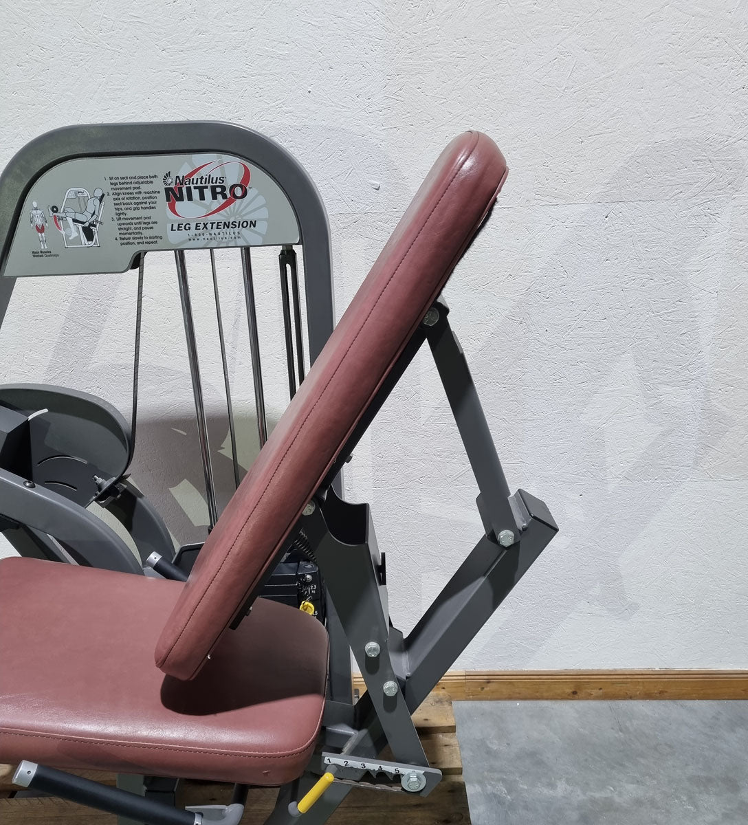 Nautilus Nitro Beinstrecker und Beinbeuger sitzend, 2 Geräte im Set, Leg Curl and Leg Extension seated, Rahmenfarbe Anthrazit, gebraucht - überholter Zustand