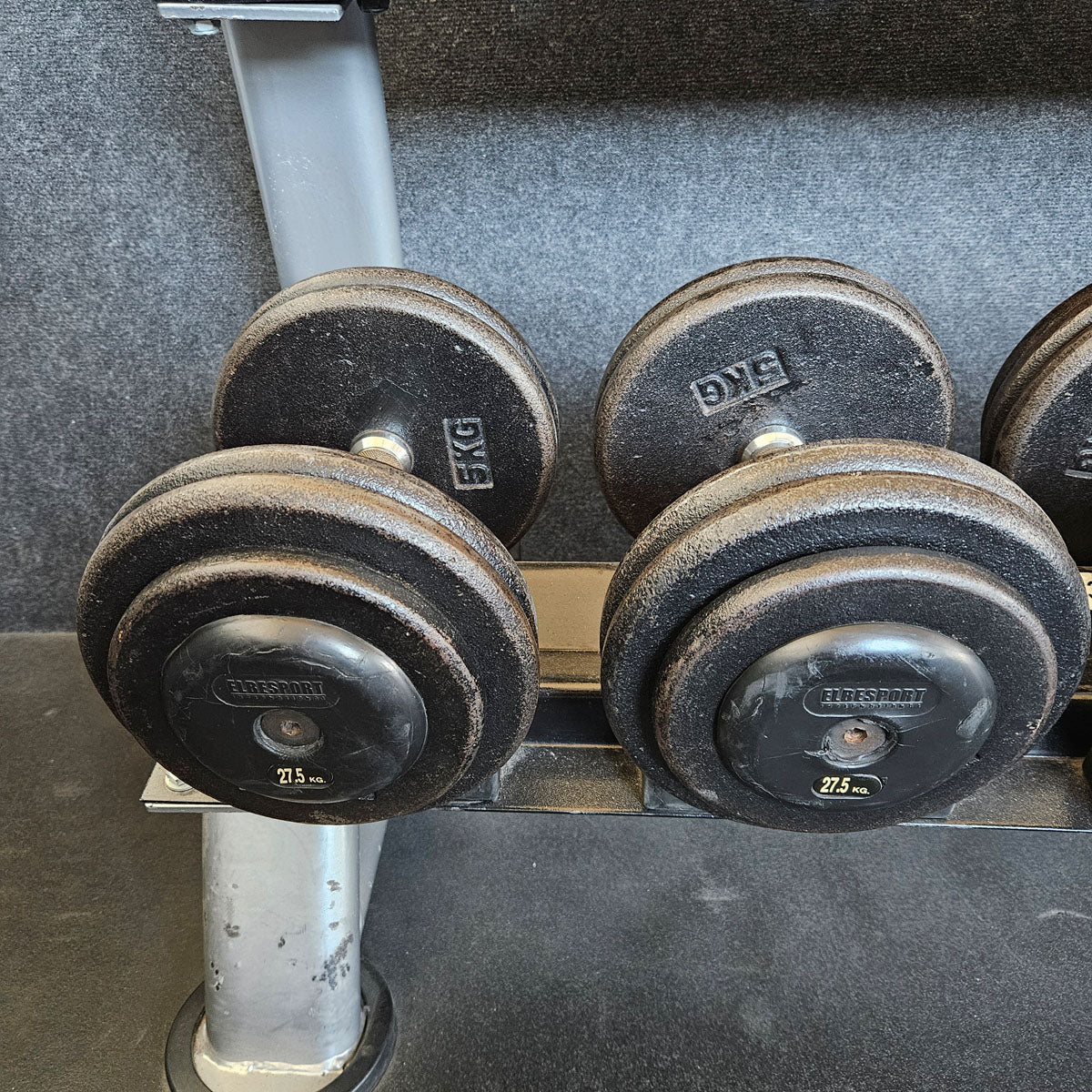 ElbeSport Kurzhantelsatz aus Guss von 2,5 bis 50kg in 2,5kg Stufen ( 20 Paare ) Oldschool, INKLUSIVE Kurzhantelablagen, gebraucht - mit Gebrauchsspuren