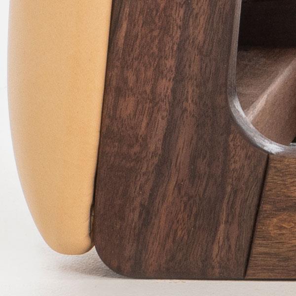 Holz- und Lederdetail eines Fitnessgeräts, Markenname nicht sichtbar.