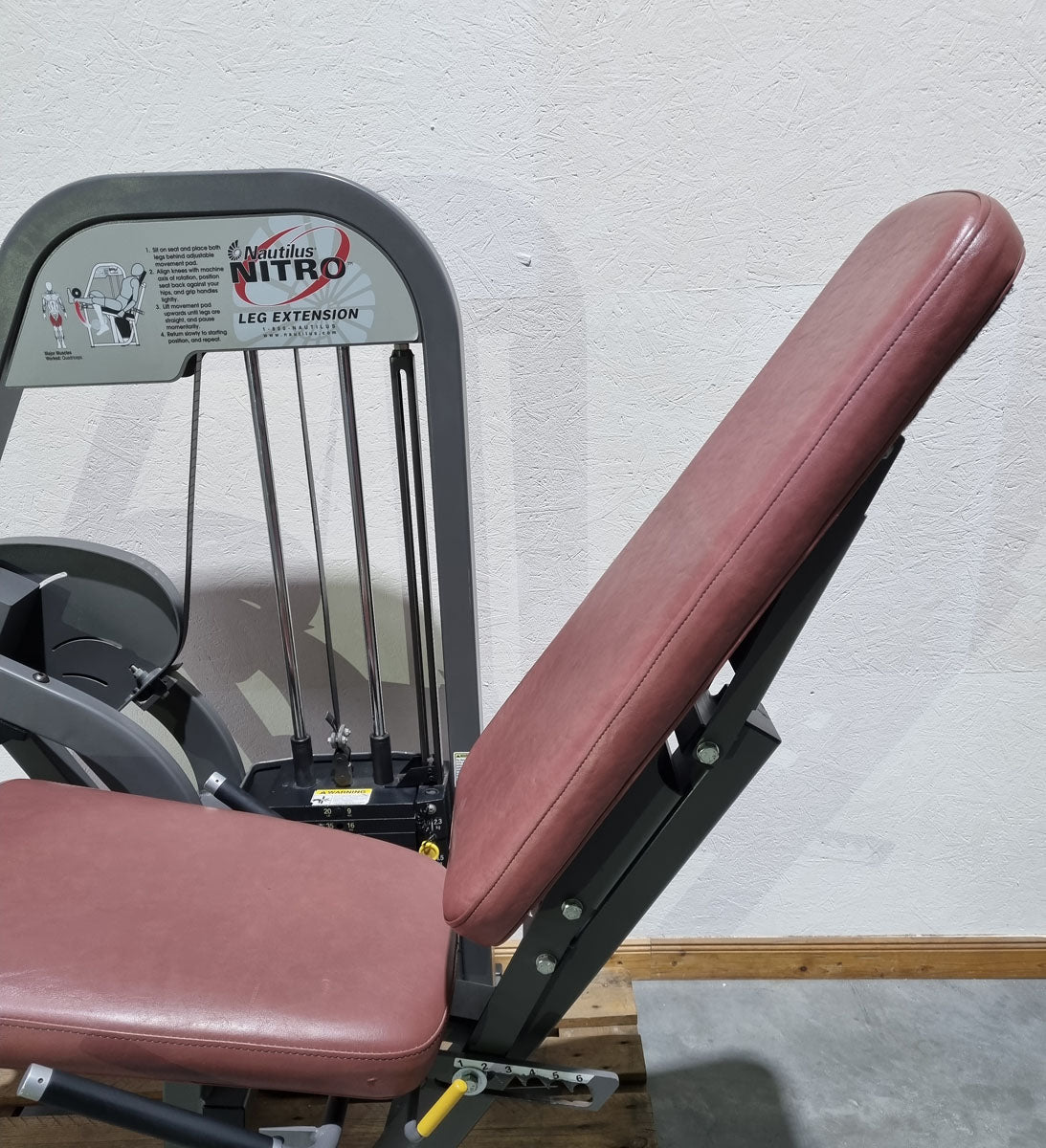 Nautilus Nitro Beinstrecker und Beinbeuger sitzend, 2 Geräte im Set, Leg Curl and Leg Extension seated, Rahmenfarbe Anthrazit, gebraucht - überholter Zustand