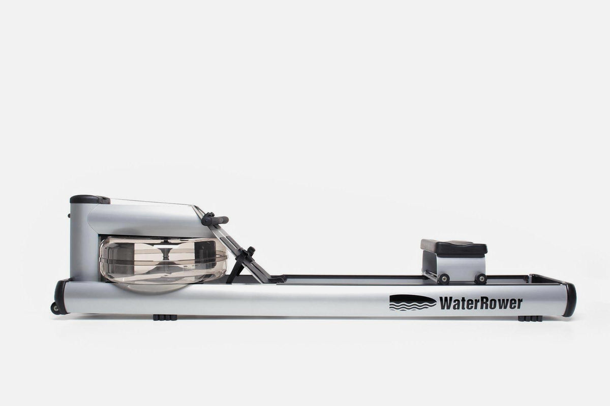 Rudergerät WaterRower mit Wassertank und Schiene, seitliche Ansicht.