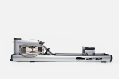 Rudergerät WaterRower mit Wassertank und Schiene, seitliche Ansicht.
