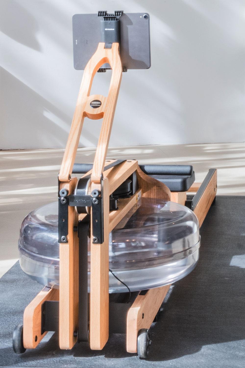 Rudergerät aus Holz mit Tablet-Halterung, Marke WaterRower.