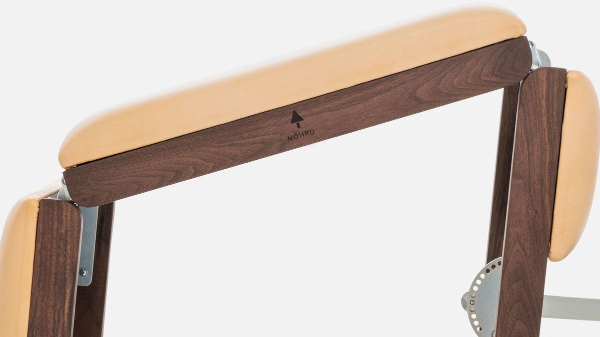 NOHRD Fitnessgerät mit Holz- und Polsterelementen, Detailansicht.