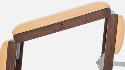 NOHRD Fitnessgerät mit Holz- und Polsterelementen, Detailansicht.