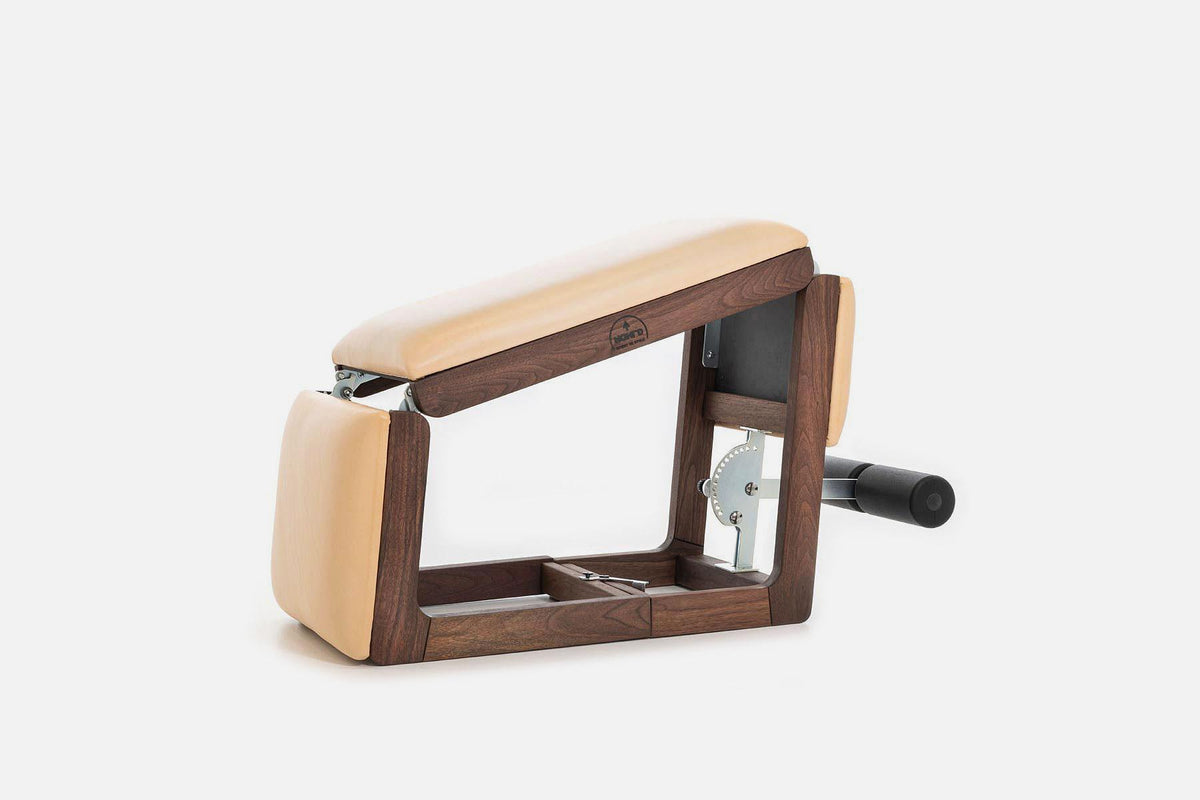 Holz-Fitnessgerät mit Polsterung, Marke NOHrD sichtbar.