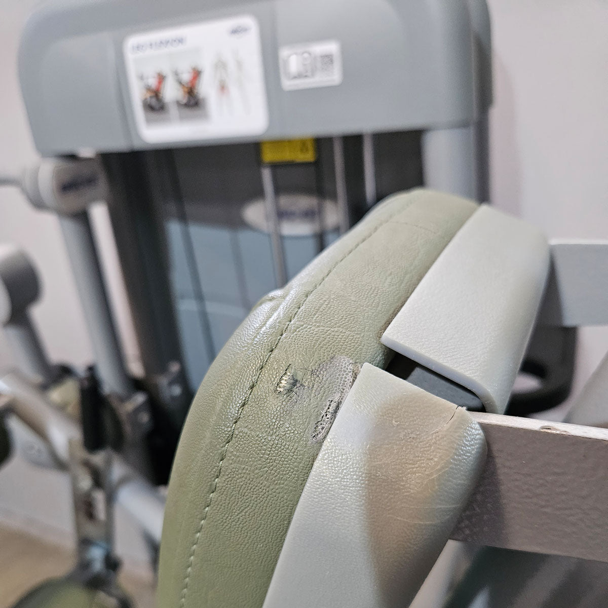 Ergo-Fit Leg Flexion 4100 S Med mit Display, Beinbeuger sitzend mit medizinischer Zulassung, MPG, Baujahr 2020, Rahmen Silber, gebraucht - überholter Zustand
