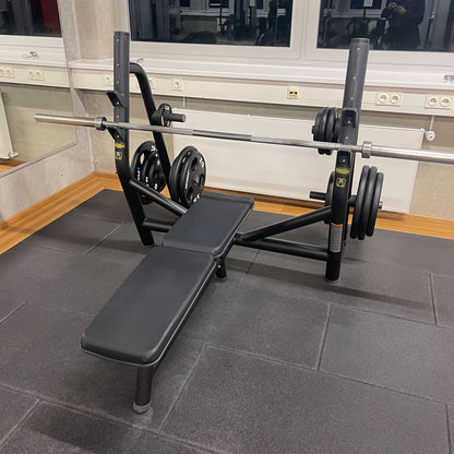 Technogym Horizontal Bench, Olympic Flat Bench, Bankdrückbank Flach mit Ablagen, Olympia Flachdrückerbank, Rahmebfarbe Schwarz, gebraucht - überholter Zustand