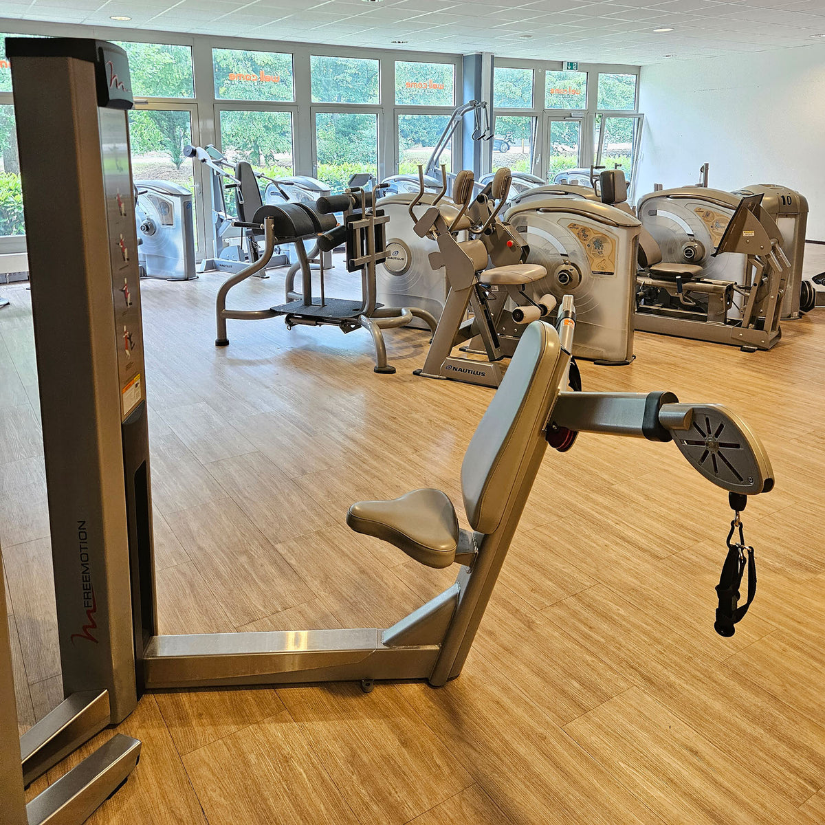 Freemotion Multi-Plane Chest G600 - Brustpresse am Kabel, Kabelzüge für Bankdrücken Brusttraining, Krafttrainingsgerät aus der Genesis Serie, Rahmenfarbe Silber, gebraucht - überholter Zustand