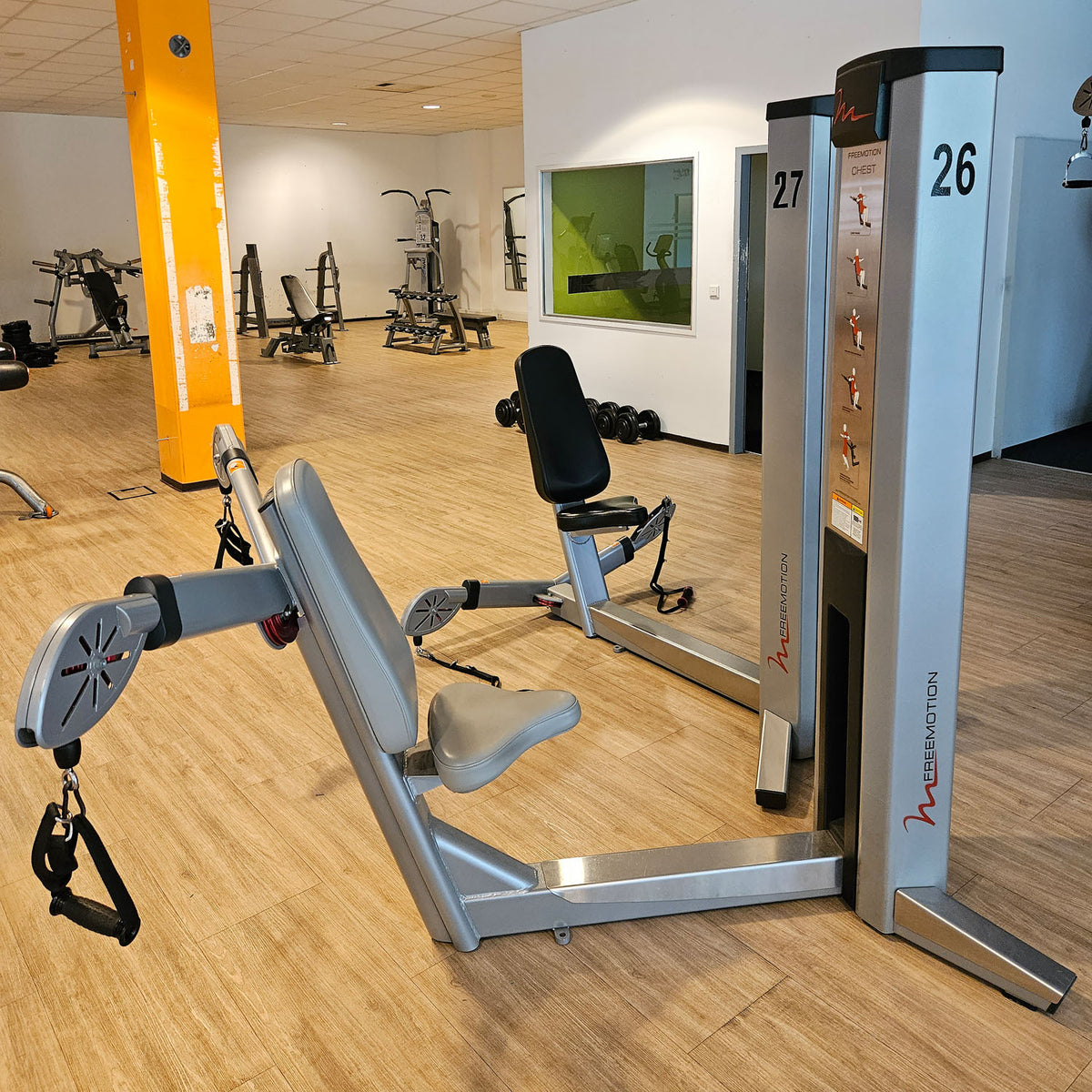 Freemotion Multi-Plane Chest G600 - Brustpresse am Kabel, Kabelzüge für Bankdrücken Brusttraining, Krafttrainingsgerät aus der Genesis Serie, Rahmenfarbe Silber, gebraucht - überholter Zustand