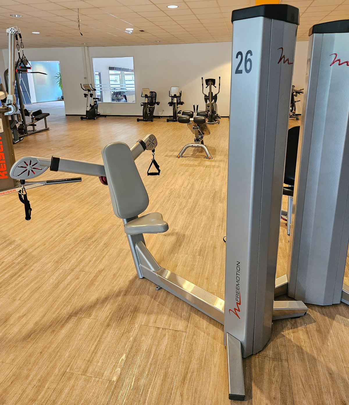 Freemotion Multi-Plane Chest G600 - Brustpresse am Kabel, Kabelzüge für Bankdrücken Brusttraining, Krafttrainingsgerät aus der Genesis Serie, Rahmenfarbe Silber, gebraucht - überholter Zustand