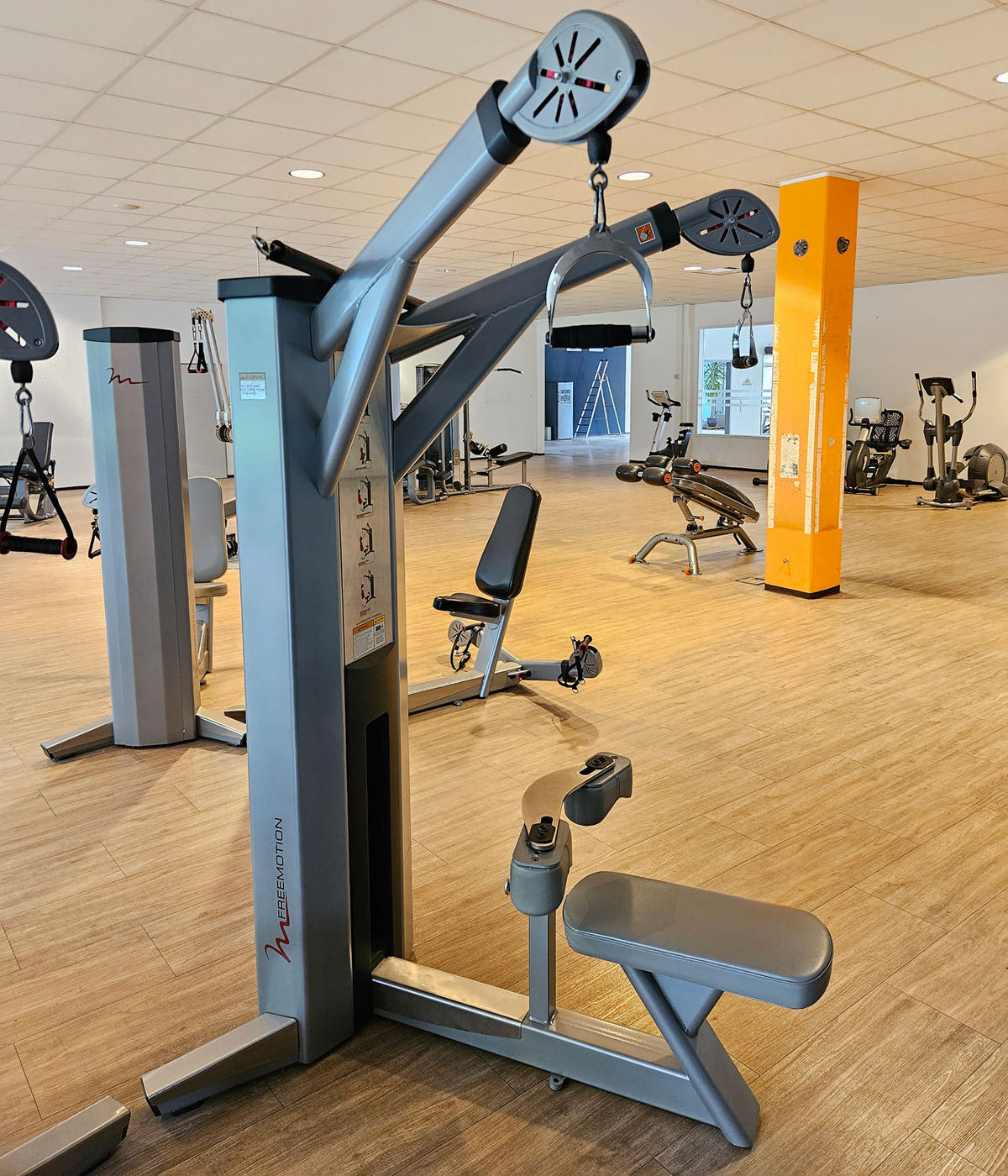 Freemotion Lat G620 - Latzug am Kabel, Lat Pulldown, Rücken Krafttrainingsgerät aus der Genesis Serie, Rahmenfarbe Silber, gebraucht - überholter Zustand