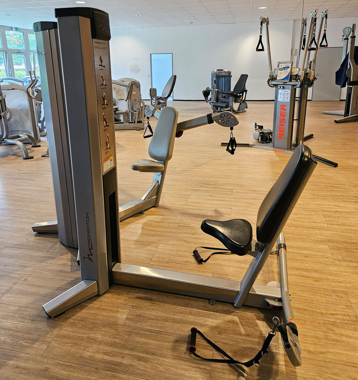 Freemotion Multi-Plane Shoulder G601 - Schulterpresse am Kabel, Kabelzüge für Schultertraining, Krafttrainingsgerät aus der Genesis Serie, Rahmenfarbe Silber, gebraucht - überholter Zustand