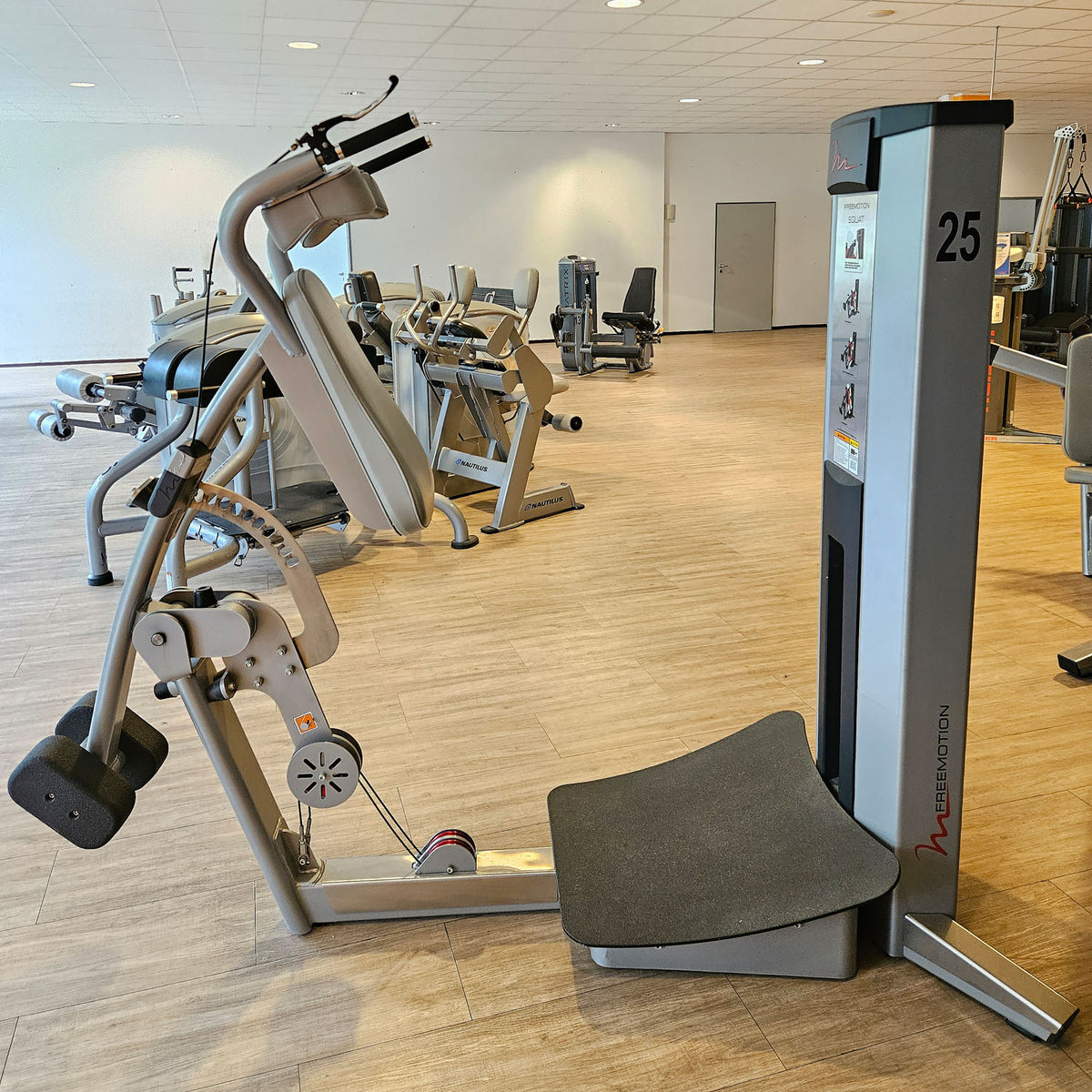 Freemotion Squat G610 - Squat machine, leg strength training device from the Genesis series, frame color silver, used - refurbished condition
