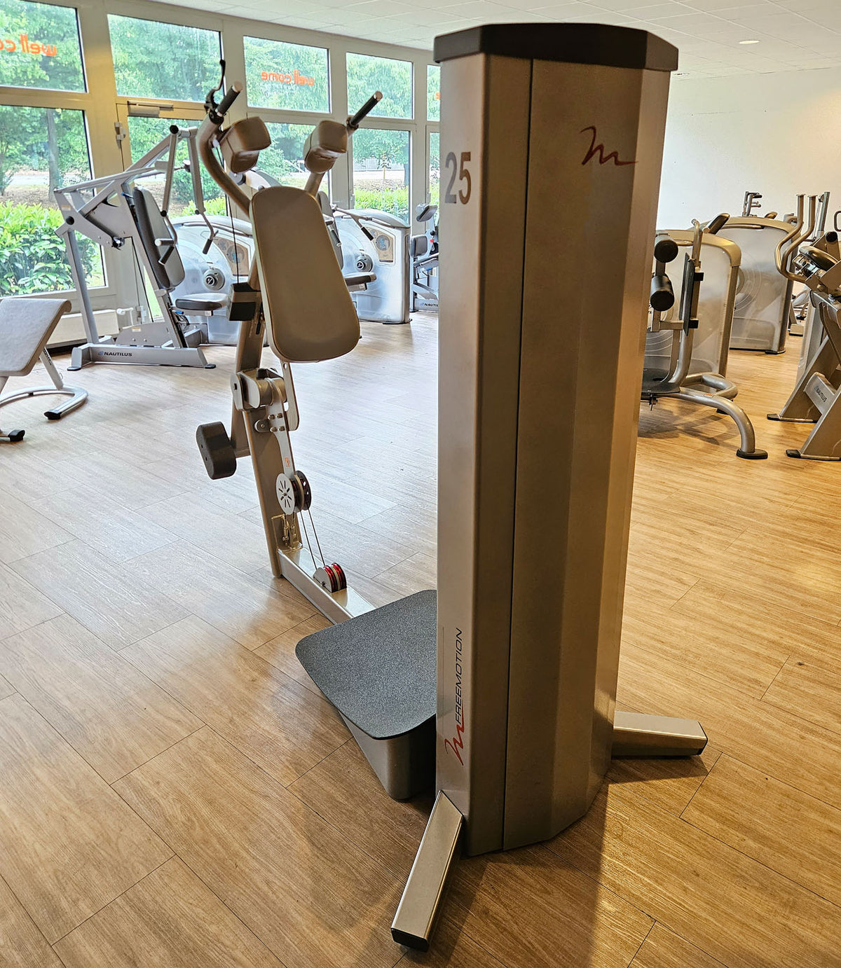 Freemotion Squat G610 - Squat machine, leg strength training device from the Genesis series, frame color silver, used - refurbished condition