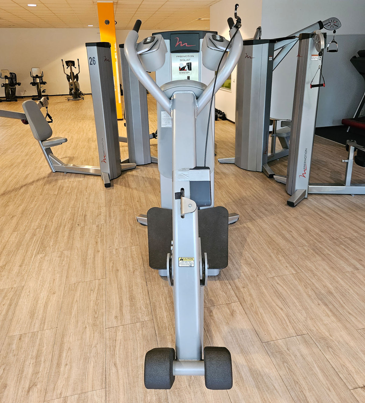 Freemotion Squat G610 - Squat machine, leg strength training device from the Genesis series, frame color silver, used - refurbished condition
