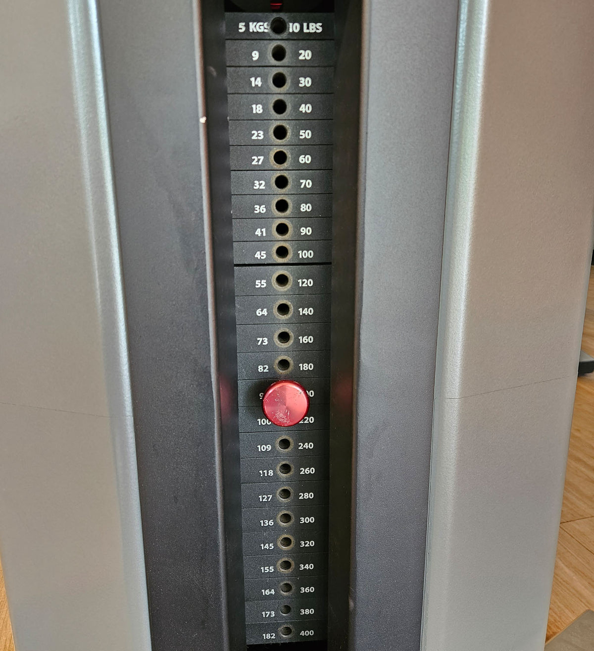 Freemotion Squat G610 - Squat machine, leg strength training device from the Genesis series, frame color silver, used - refurbished condition