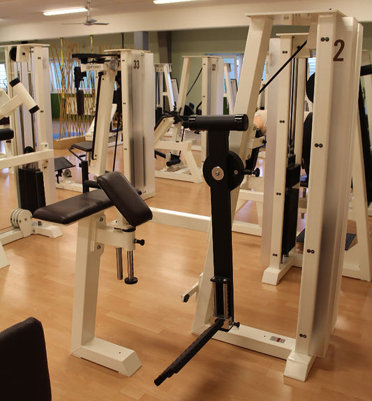 Gym80 Pomaschine stehend, Gluteusmaschine, Glutes Kick Radial, Edition Line, Rahmen Weiß, Polster Dunkelbraun, gebraucht - überholter Zustand