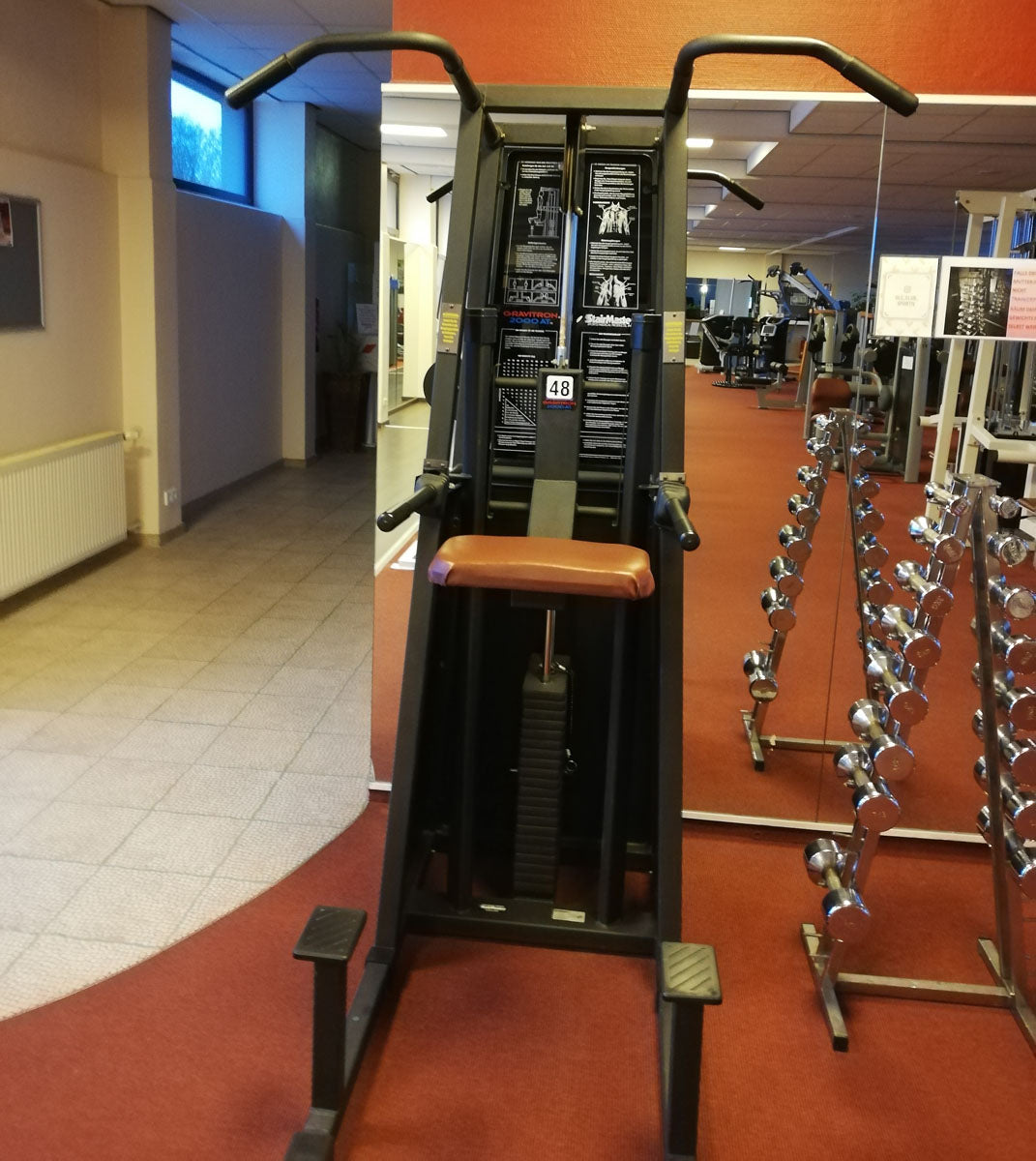 Stairmaster Gravitron 2000 AT Dip/Chin, Dip-Klimmzugmaschine mit Gewichtsunterstützung, Rahmen Schwarz, Polster Braun, gebraucht - überholter Zustand
