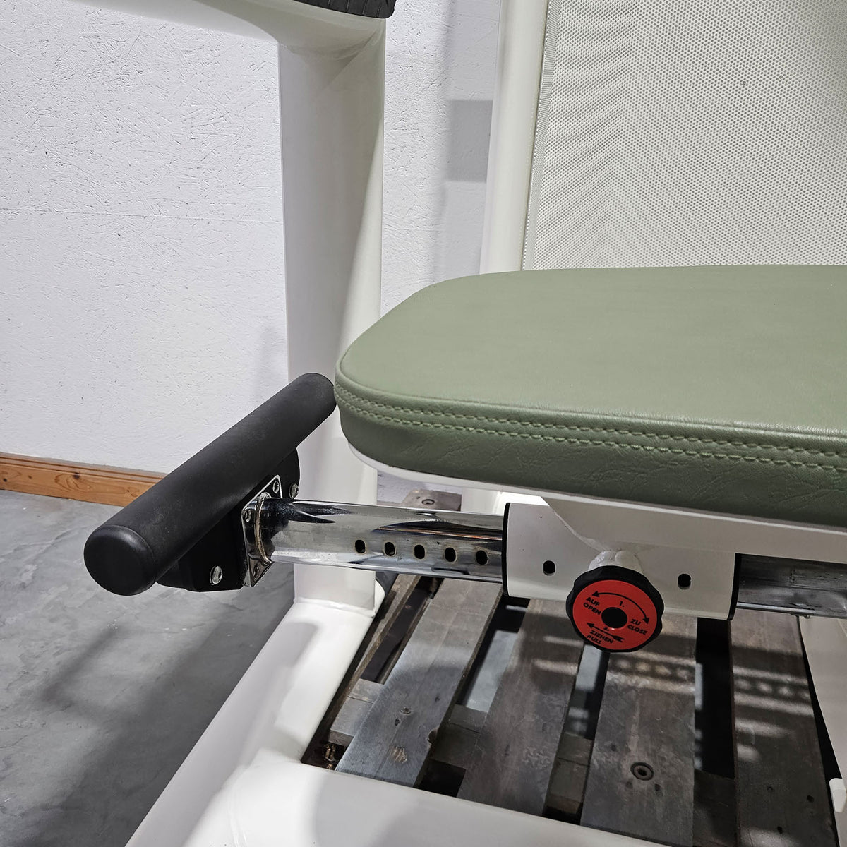 Gym80 Med80 3283 Funktionsstemme sitzend - liegend, Beinpresse verstellbar, Farbe Weiß, gebraucht - überholter Zustand
