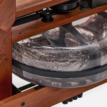 Rudergerät mit Wassertank aus Holz, Marke WaterRower sichtbar.