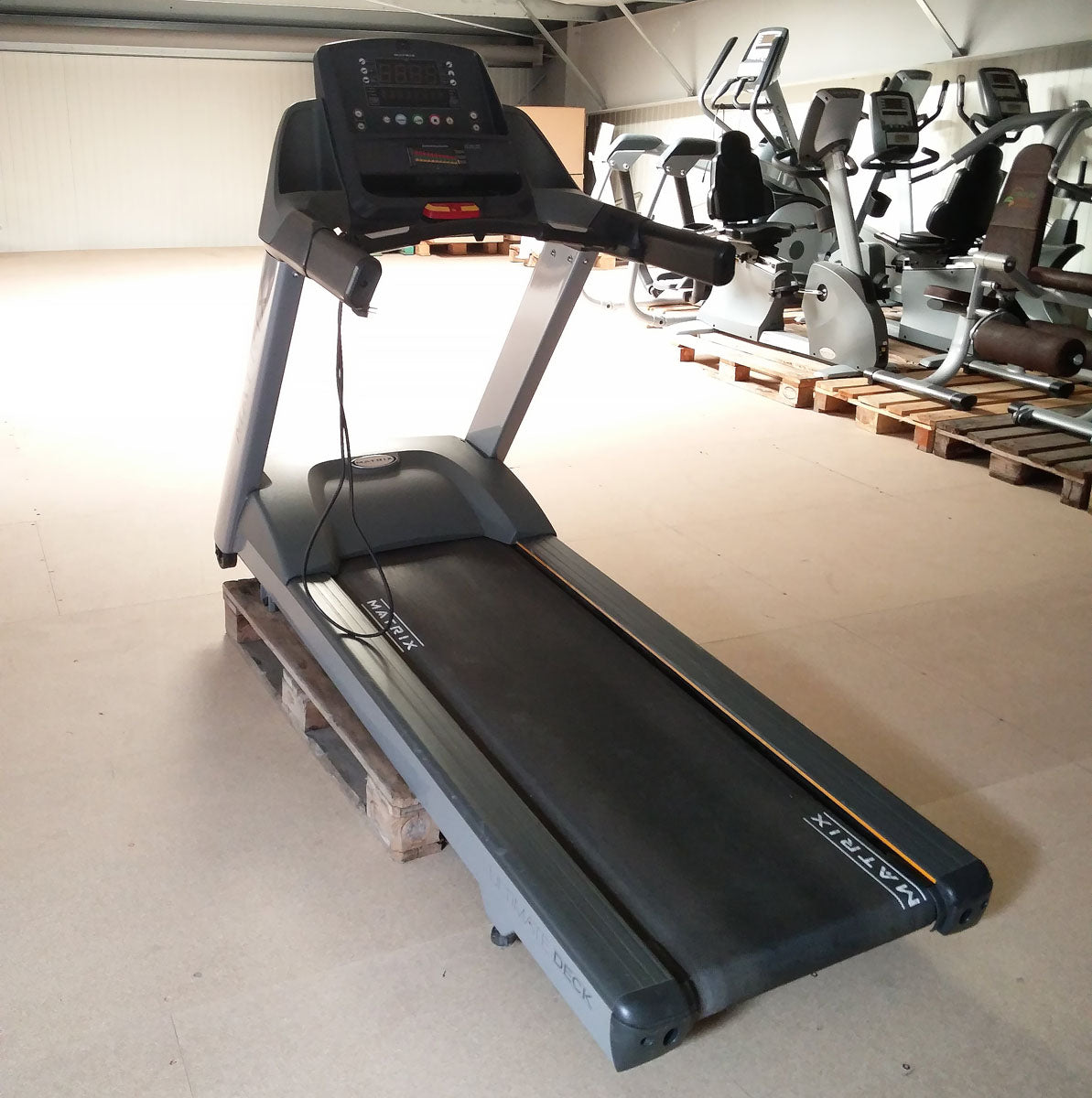 Ausdauergeräte Set 8 Stk von Matrix, junge Cardiogeräte, neue Modelle, Ascent Trainer, Laufbänder, Ergometer, Recumbent etc, gebraucht - überholter Zustand